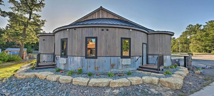Massive Hatfield 'Loon Lodge' w/ Roller Rink Hotele w: Jackson County