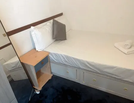 Olives Stay, Romford