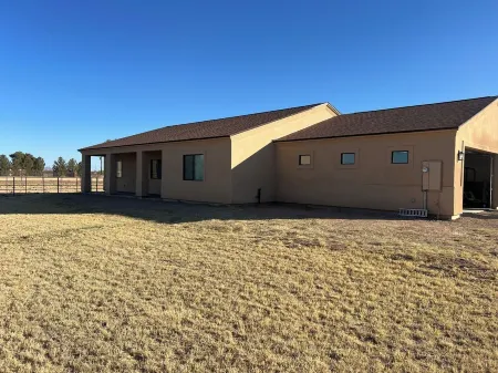 Charming Queen Creeks R6 Ranch 4-bedroom house with WiFi and AC.