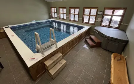 Private indoor pool & hot tub, 10 minutes to Gore, 25 minutes to Lake George