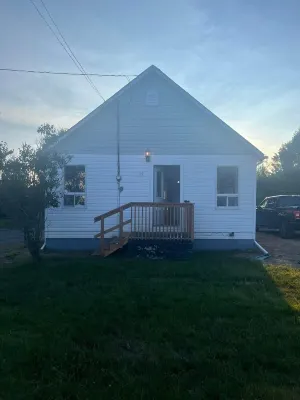 Renovated home in central Wawa Hotels in Wawa