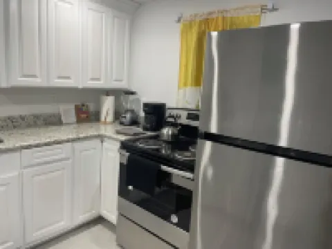 MATUK&ROSE, Cozy , 1  Bedroom , 1 BathroomUnit , complete with AC,WiFi,smart TV
