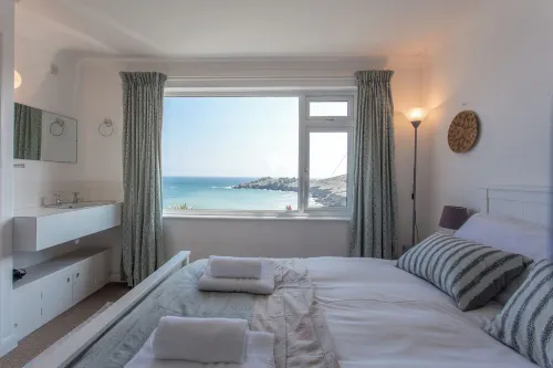 Cosy Coverack Accommodation with Panoramic Sea Views