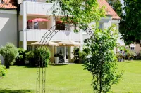 Bright, quiet and modern apartments with a large garden right in the center