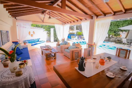 ¡Casa turística colonial con piscina privada en la rivera del río Cauca! Отели в г. Херико