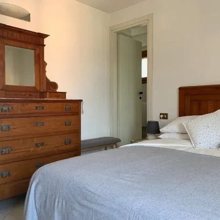 Casa Savina, Stunning Lake and Mountain Views, Private Garden With Parking Space Отели в г. Плезио