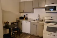 MONTHLY STAYS-Spacious Guest House w/ 8+ Beds- Near Downtown & Medical District