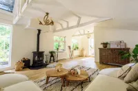 Spacious, luxurious cottage located right on the forest. This is where you come to rest! Hotels in Putten