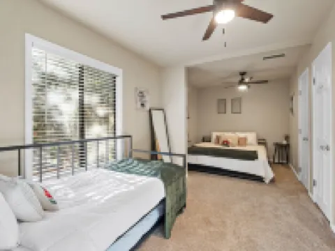 Mountain Fun w/Hot Tub, Game Areas, Huge Yard, Waffle Bar! Pet Friendly 卡馳納山莊酒店