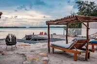 Charming 1-Bedroom Apartment in Río Lagartos. AC, Rooftop Deck & Private Pier -L Hotels in Rio Lagartos