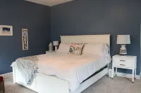 Charming 3-bedroom house: Winona Lake Front Hotels in Warsaw