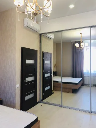 Zolotoy Bereg, 16st. Fontana Отели рядом с достопримечательностью «Храм святого апостола Луки»