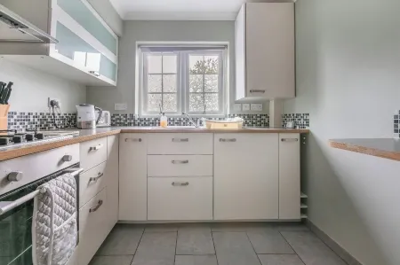 The Green Views for Contractors, Family/Couples, Tourists