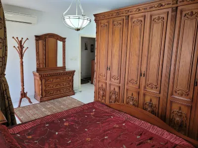 Cozy 2-bedroom apartment in charming Cairo Governorate with AC, WiFi Hotels in Al Waili