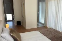 Holiday home with pool 15 minutes walk from the beach and 5 minutes from Aroeira golf course Hotel di Corroios