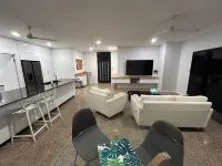 1BR (sleeps 3) - private, modern granny flat with large shaded pool Hotel di Parap