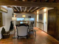 Second floor, old house, very spacious, bright, to rest for a few days. Hoteles en Pedraza