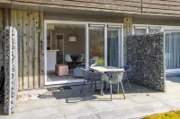 Ameland - Quiet apartment near the beach with terrace and pool access Hotels in Ameland