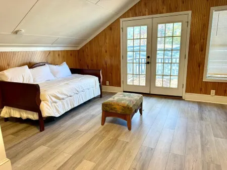 Lakehouse Retreat  4-bedroom cottage with WiFi and AC in fabulous Jackson