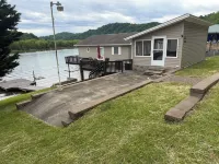Charming 2-bedroom house with private dock in  Draper Va on Claytor Lake