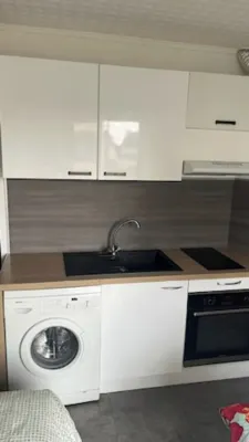 Bonjour Jolie Studio sur le Boulevard pas Loin de la Gare à 19 Minutes de Paris