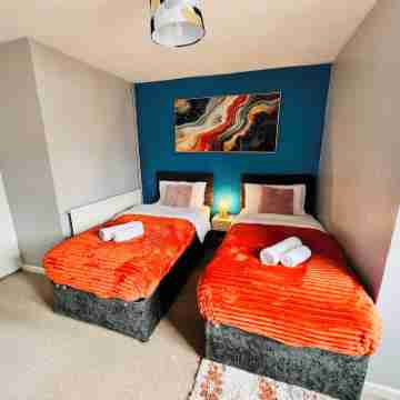 2‑Bed Luxe Retreat near Leagrave Stn, L&D Hosp, LTN Airport & Whipsnade Zoo. Rooms