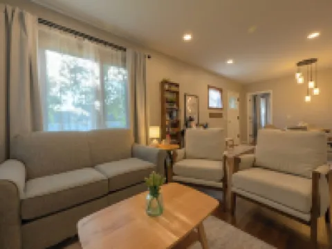 Charming 2-bedroom cottage with WiFi, AC in lovely Pella Hotels in Pella