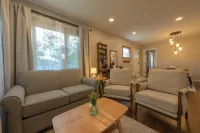 Charming 2-bedroom cottage with WiFi, AC in lovely Pella Hotels in Pella