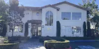 WiFi, gym, pool, spas, pet, gates, laundry, patio, walk to beach