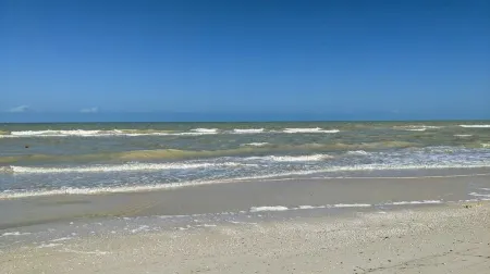 Clean Privet Bedroom/Bathroom -2 mins walk to the Beach