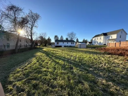 Beautiful home minutes to shopping center, mall and College of Holy Cross.