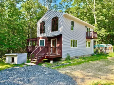 Charming 3-bedroom guest cottage in tranquil Effort with AC,Hot tub, Pool, Steam