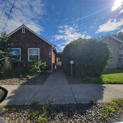 Contemporary Downtown Basement Apartment in La Grande!