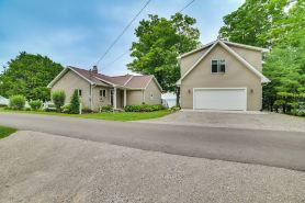 Lakefront Escape on Beautiful Burt Lake!