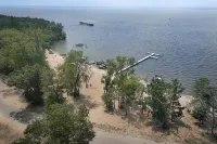 Charming A-Frame Cottage, HOT TUB, Fire Pit, Near GOLF & Lakes, 35min to Dells!