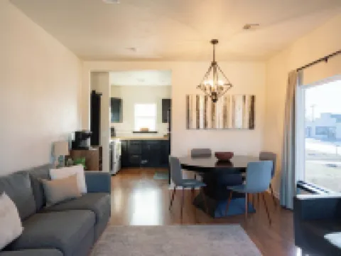 Charming 3-bedroom cottage with WiFi and AC in delightful downtown Guthrie Hoteles en Guthrie