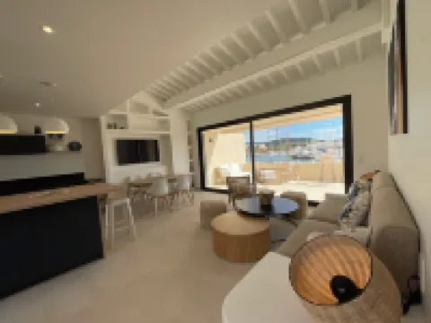 In the heart of a port. Newly renovated apartment Marina view