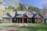 High End Lodging for Medium to Large Groups in the Canyon of the Missouri River!