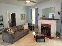 Victorian Townhome with Fenced Yard, Walkable area Các khách sạn ở Dubois