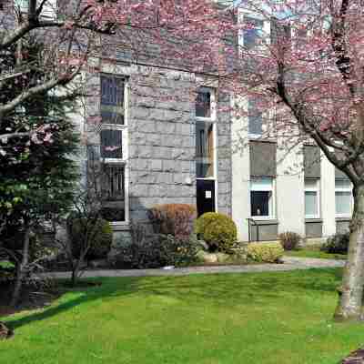 Modern fully fitted two bedroom apartment. Pet friendly. Free parking. Sleeps 5. Hotel Exterior