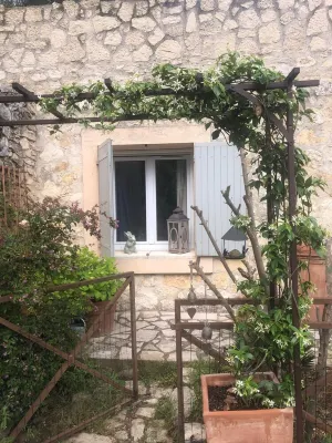 Charming apartment nestled among olive trees in the heart of nature! Hotels in Éguilles