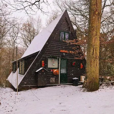 The forest triangle I (chalet 118) Renovated chalet on a vacation park in Durbuy. Отели в г. Grandhan