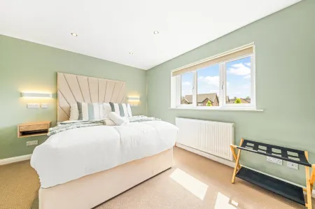 Bright & Modern 3-Bed House Next To Glasgow Airport