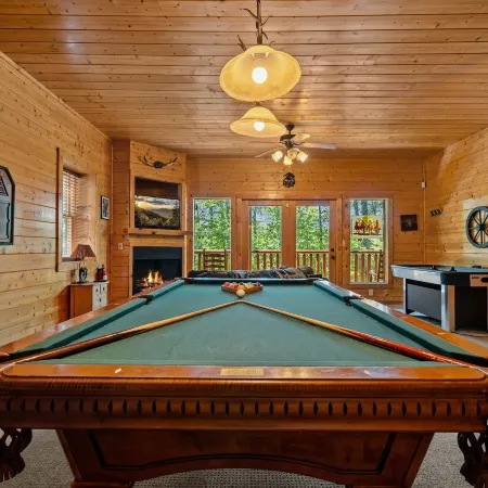 Luxurious Nine Bears Home Minutes Away to Gatlinburg by Redawning