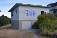 Cosy Kiwi Bach with lake views | Close to ski fields | 1 minute walk to the lake