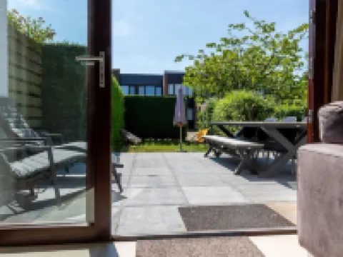 吸引人的假日之家，陽光花園，靠近海灘 尼烏弗利特酒店