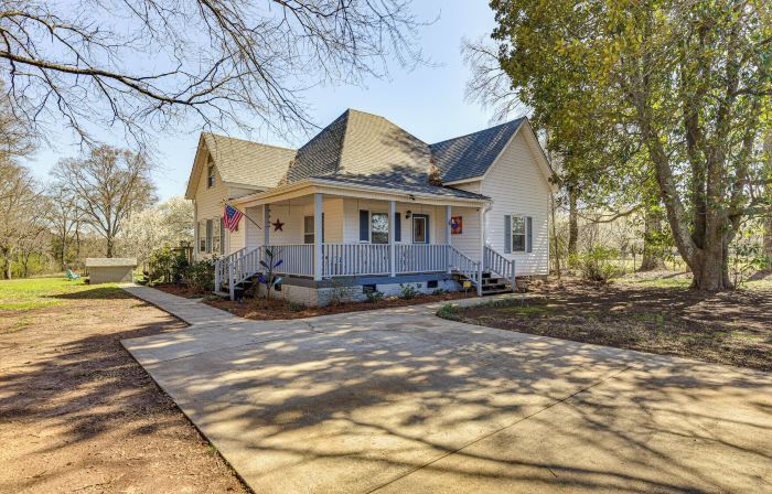 'The Farmhouse' in Fort Lawn w/ Fire Pit & Deck!