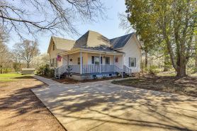 'the Farmhouse' in Fort Lawn w/ Fire Pit & Deck!