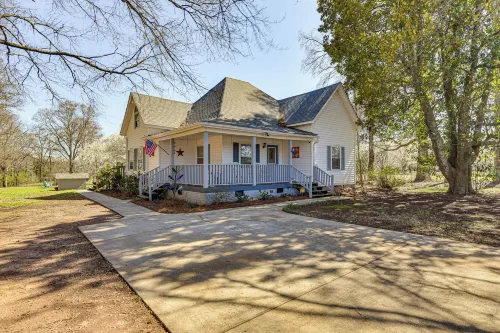 'The Farmhouse' in Fort Lawn w/ Fire Pit & Deck! - Wifi