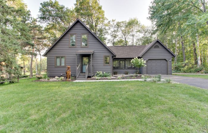 Breezy Point Cabin: Deck w/ Golf Course Views!